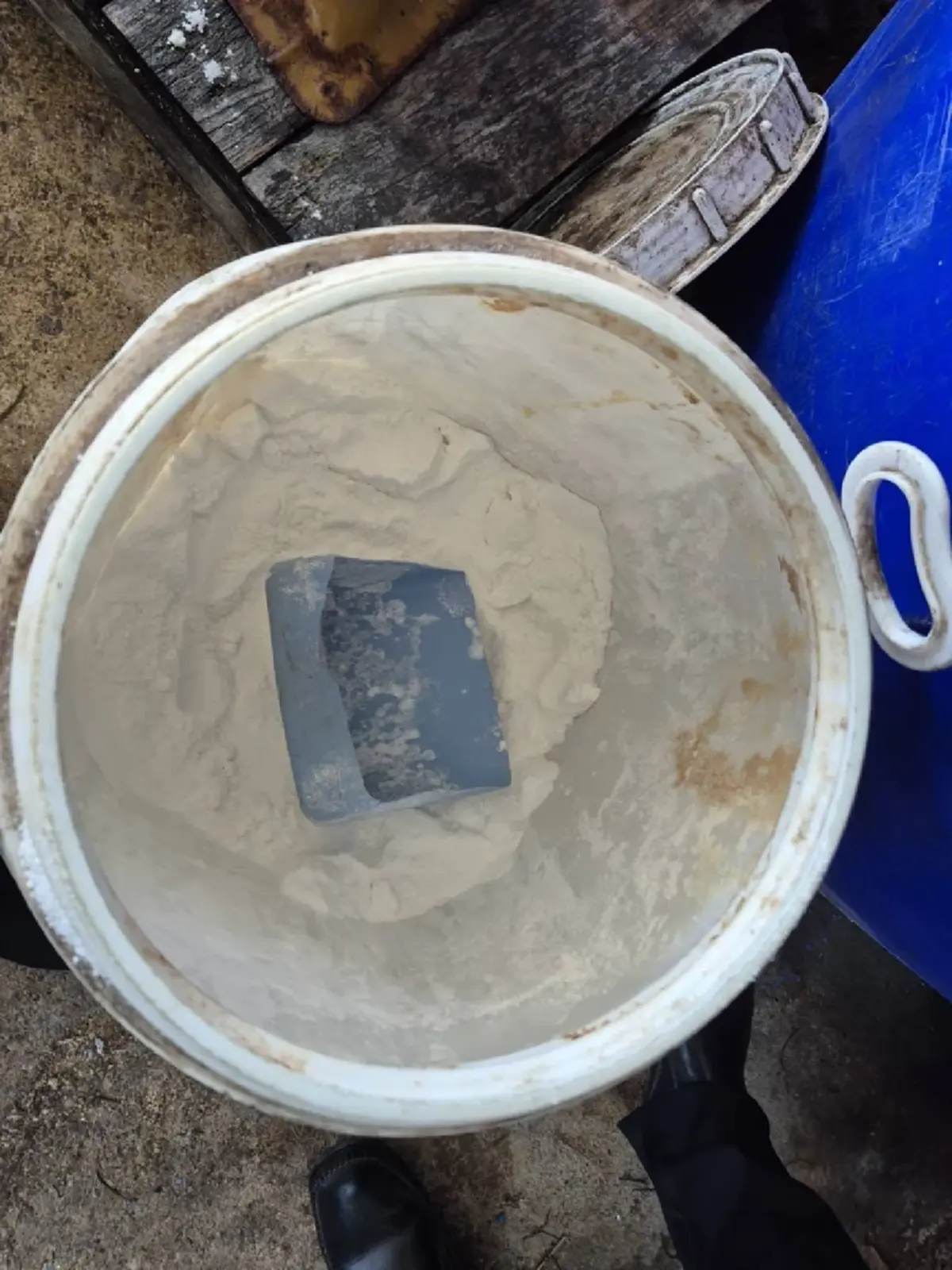 อ้วกพุ่ง บุกล้งน้ำมะพร้าวปลอม ผสมน้ำบาดาลแต่งกลิ่น ส่งขายทั่ว