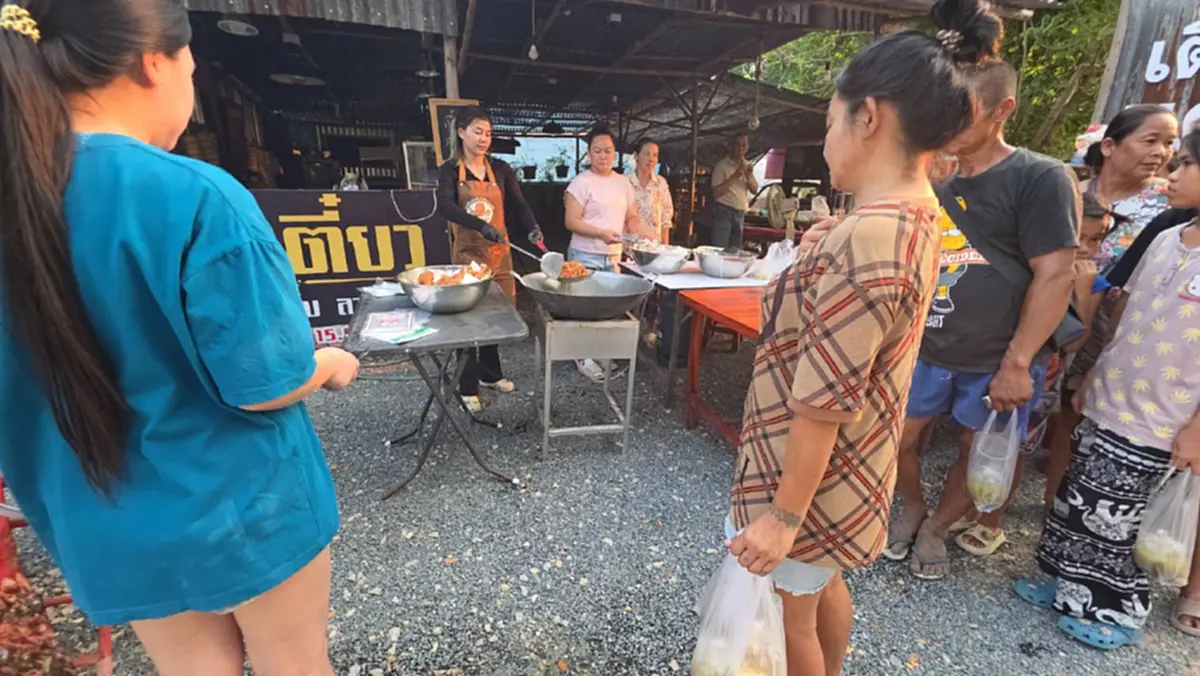 น้ำใจสู้ของแพง! กลุ่มผู้ใจบุญแจกอาหารฟรีชาวบ้านล่อมอ้ายหมอง