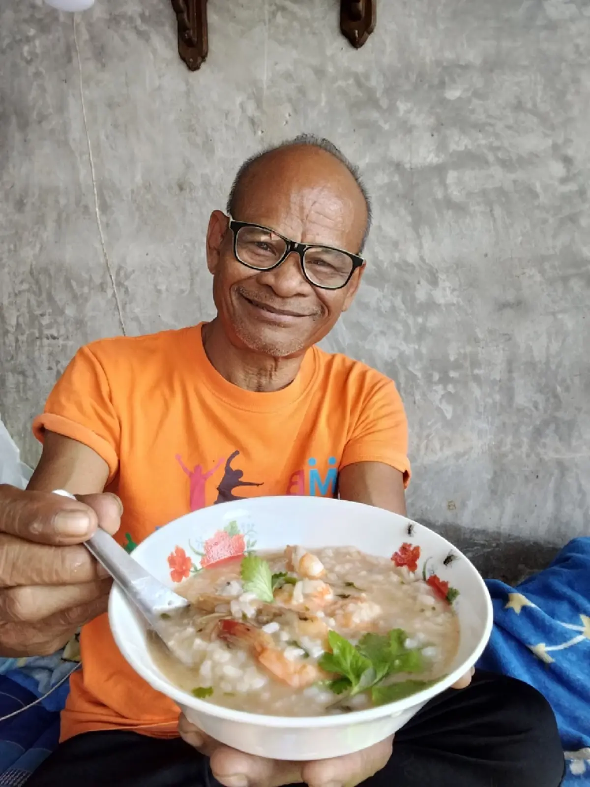 ส่งกำลังใจ "ตลกดัง" จู่ ๆ แน่นอก หายใจไม่ออก รู้สาเหตุรอลุ้นผ่าตัด