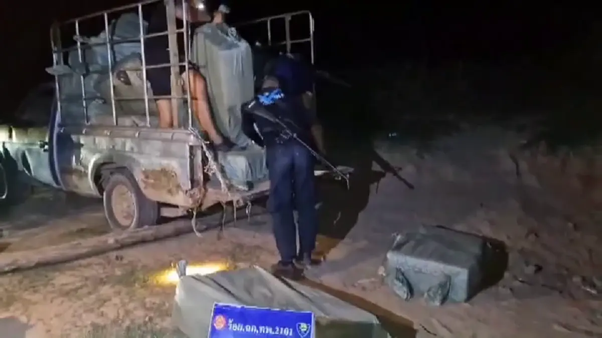 ซุ่มจับบุหรี่หนีภาษีลอตใหญ่ริมโขง ยึดของกลางกว่า 1.8 หมื่นซอง