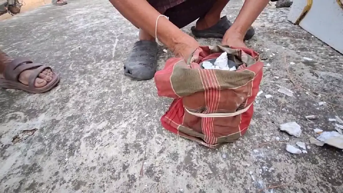 โจรใจบาปงัดธาตุเก็บกระดูก ลักผ้าไหม-เงินสด ทิ้งอัฐิเกลื่อน