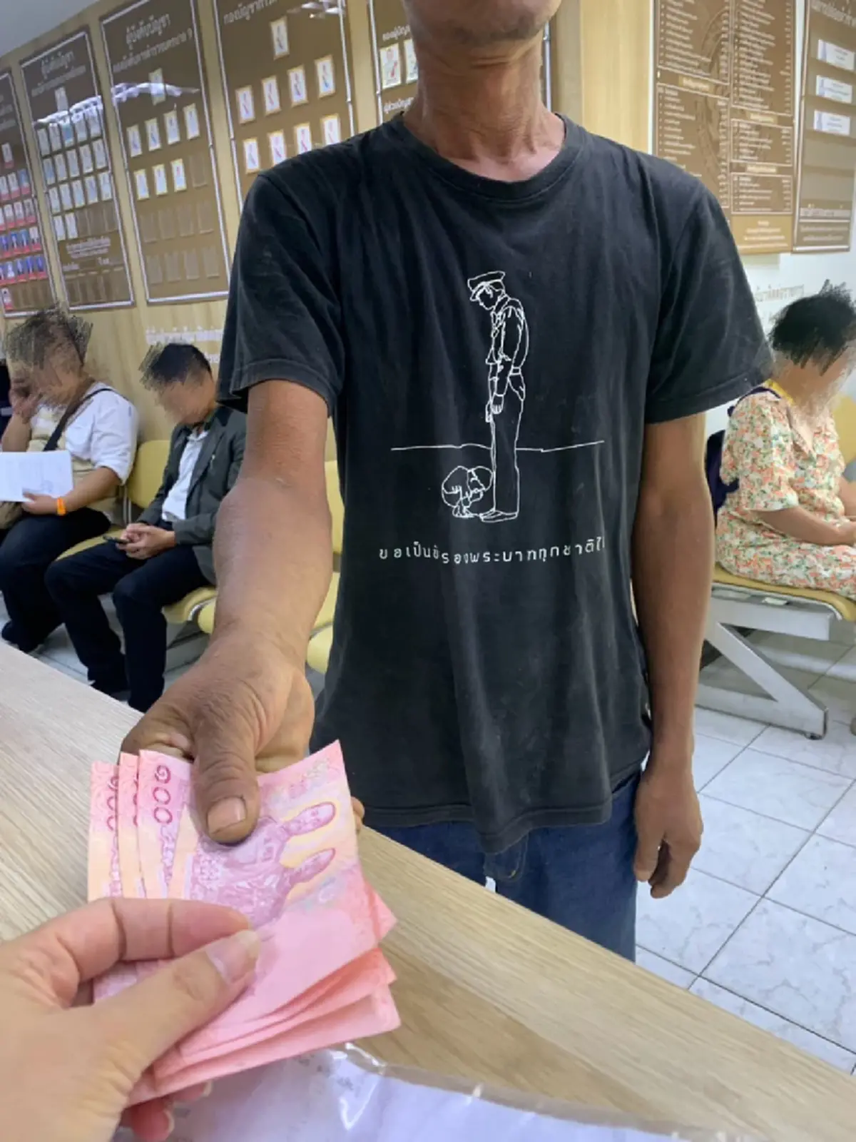 หนุ่มพ้นโทษคิดถึงย่า ไร้เงินกลับบ้าน ตัดสินใจเดินเข้า สน. ทำใจฟู