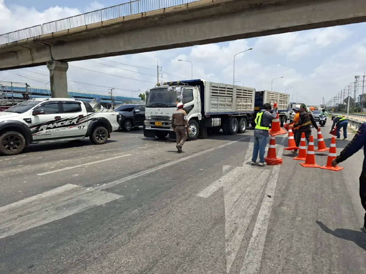 พระราม 2 ระทึก! เทรลเลอร์ทำโครงเหล็กยักษ์หล่นขวางถนน 2 ช่องทาง