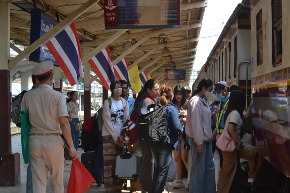 รถไฟพิษณุโลกคนแน่น! แห่กลับกรุงหลังสงกรานต์ รถเต็มทุุกขบวน