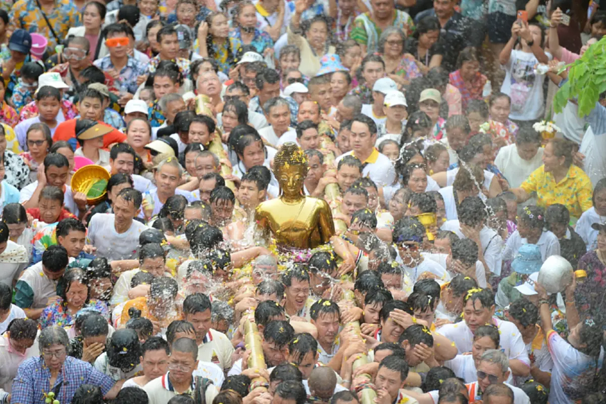 ปิดฉากสงกรานต์หนองคาย! อัญเชิญ "หลวงพ่อพระใส" ขึ้นพระอุโบสถ