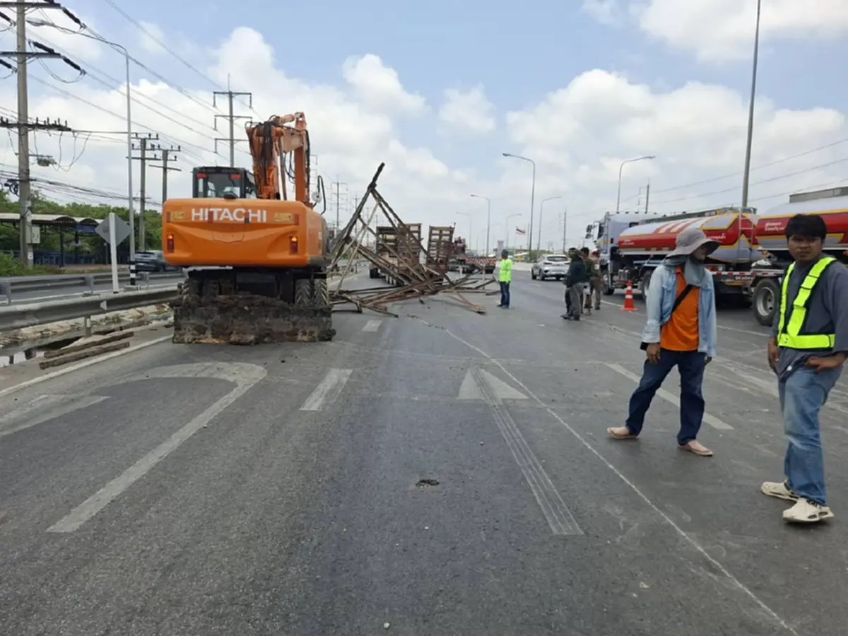 พระราม 2 ระทึก! เทรลเลอร์ทำโครงเหล็กยักษ์หล่นขวางถนน 2 ช่องทาง