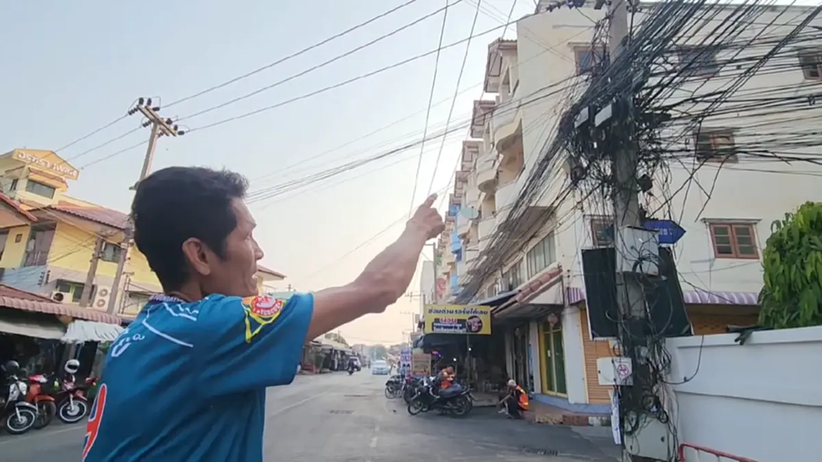 ไฟไหม้สายสื่อสารอยุธยาวอด ชาวบ้านผวาสายห้อยระโยงระยางหน้าบ้าน