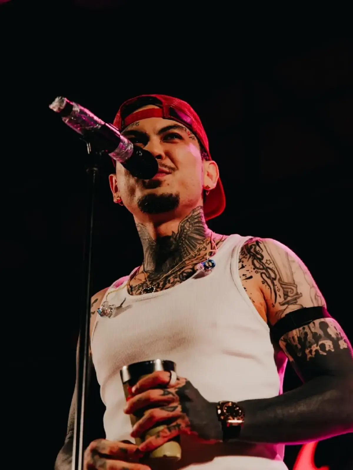 เจอเรื่องช็อกกลางเวที นักร้องดัง เจอสาวปริศนาพุ่งประชิดตัว  