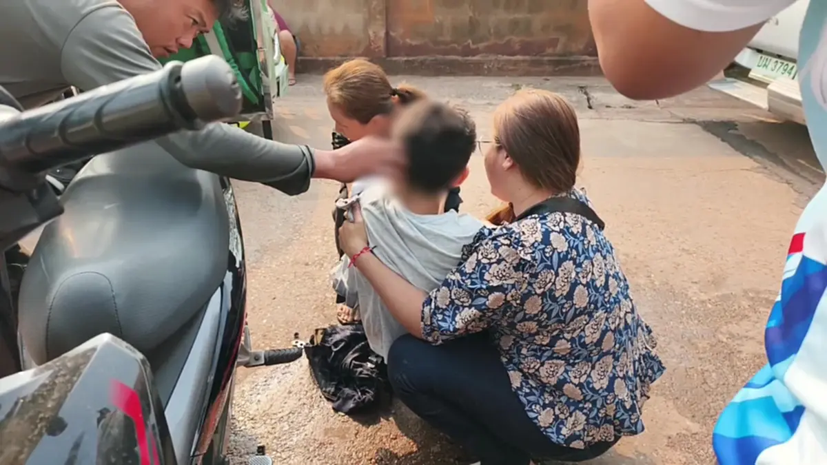 อุทาหรณ์ซ้อนท้าย! ชายเสื้อหล่นเกี่ยวสเตอร์ดึงแขนเด็ก 11 ปีติดล้อจนหัก