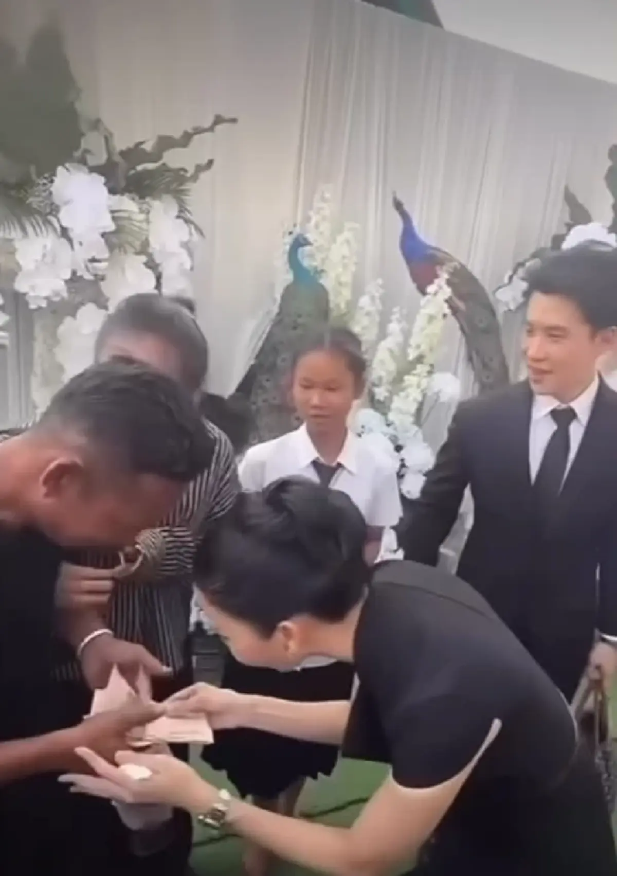 เปิดยอด "จ๊ะ นงผณี" ควักให้สัปเหร่อ งานพ่อจัดเต็มน้ำใจ