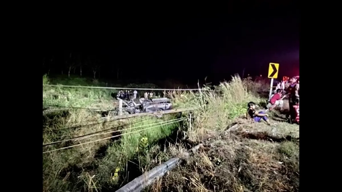 สลดอุดรฯ! รถเจ้าหน้าที่ดับไฟป่าแหกโค้งชนเสาไฟ ดับ 2 เจ็บ 4