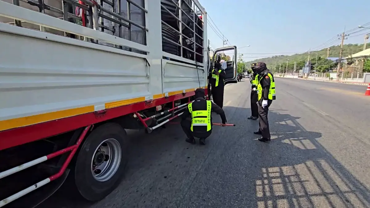 ขนส่งอุทัยฯ ตรวจควันดำเข้ม! แฉรถบรรทุกเนียนจอดหนีด่านอ้างง่วง