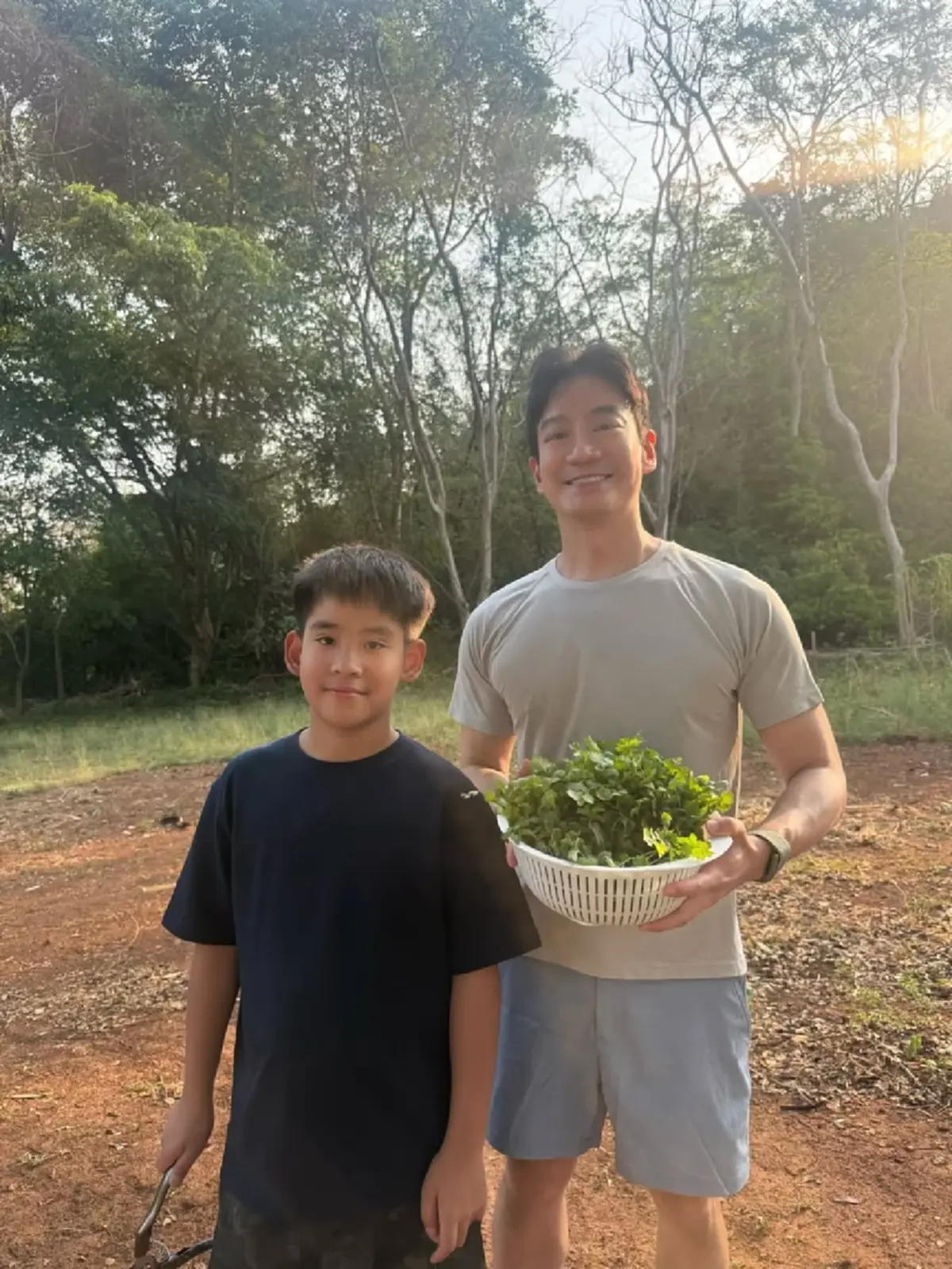 หมอโอ๊ค สมิทธิ์ พาลูกชาย เก็บผัก ชาวเน็ตแห่ชมแฝดพ่อชัดมาก