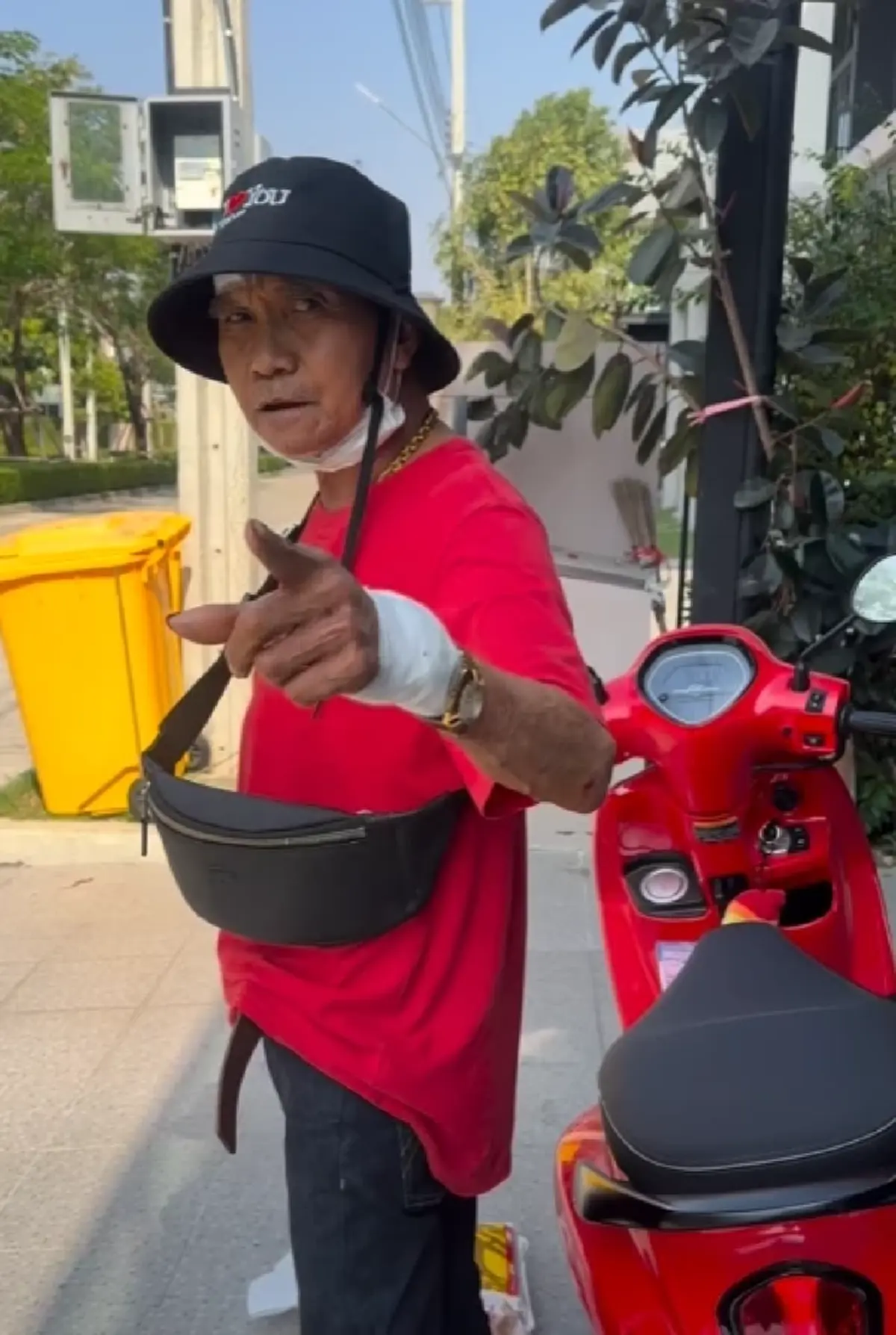 เปิดทะเบียนรถจยย. "คุณพ่อจ๊ะ" ขับรถเอาข้าวสารไปแจกแฟนคลับ