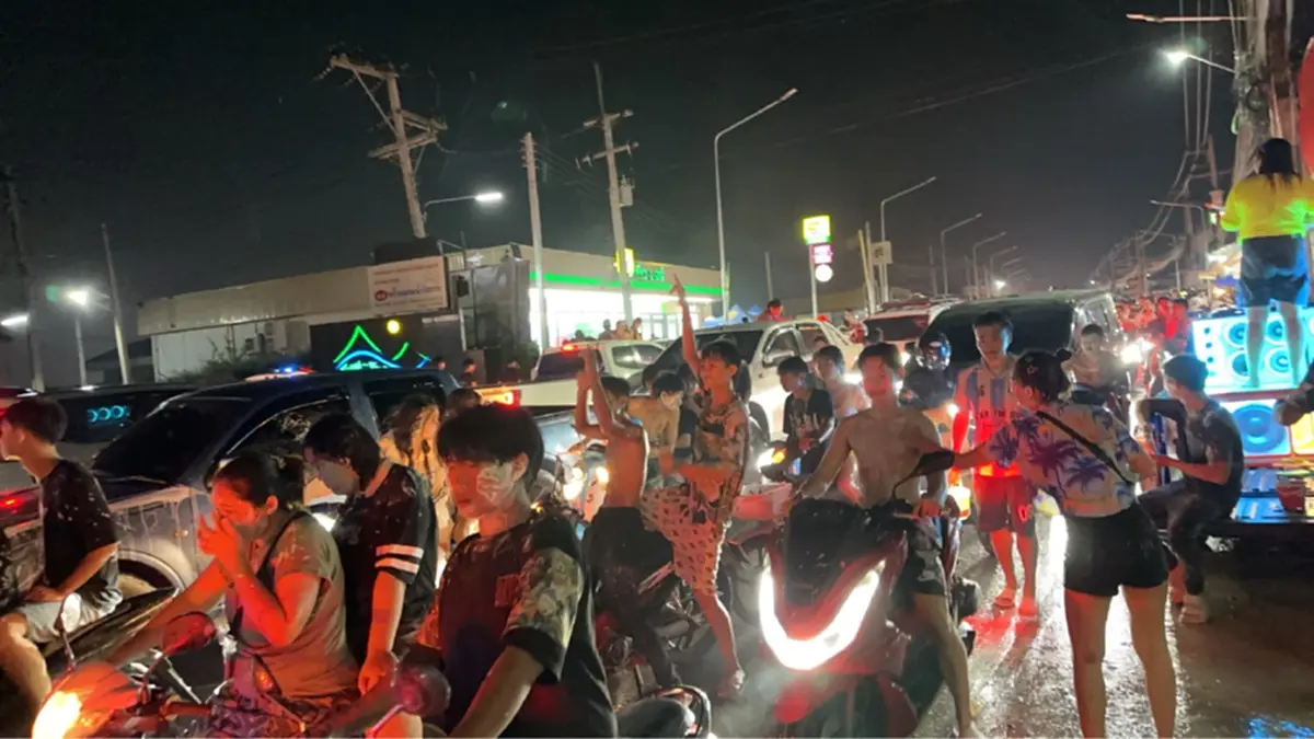 ไหลบ่อวินสุดคึกคัก! ประชาชนทะลักเล่นน้ำแน่นสองฝั่งถนน