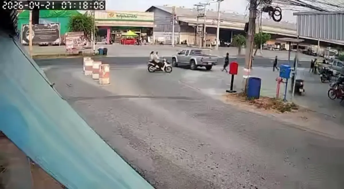 ระทึกราชบุรี! กระบะลืมเบรคมือไหลขวางถนน หวิดถูกชนซ้ำ