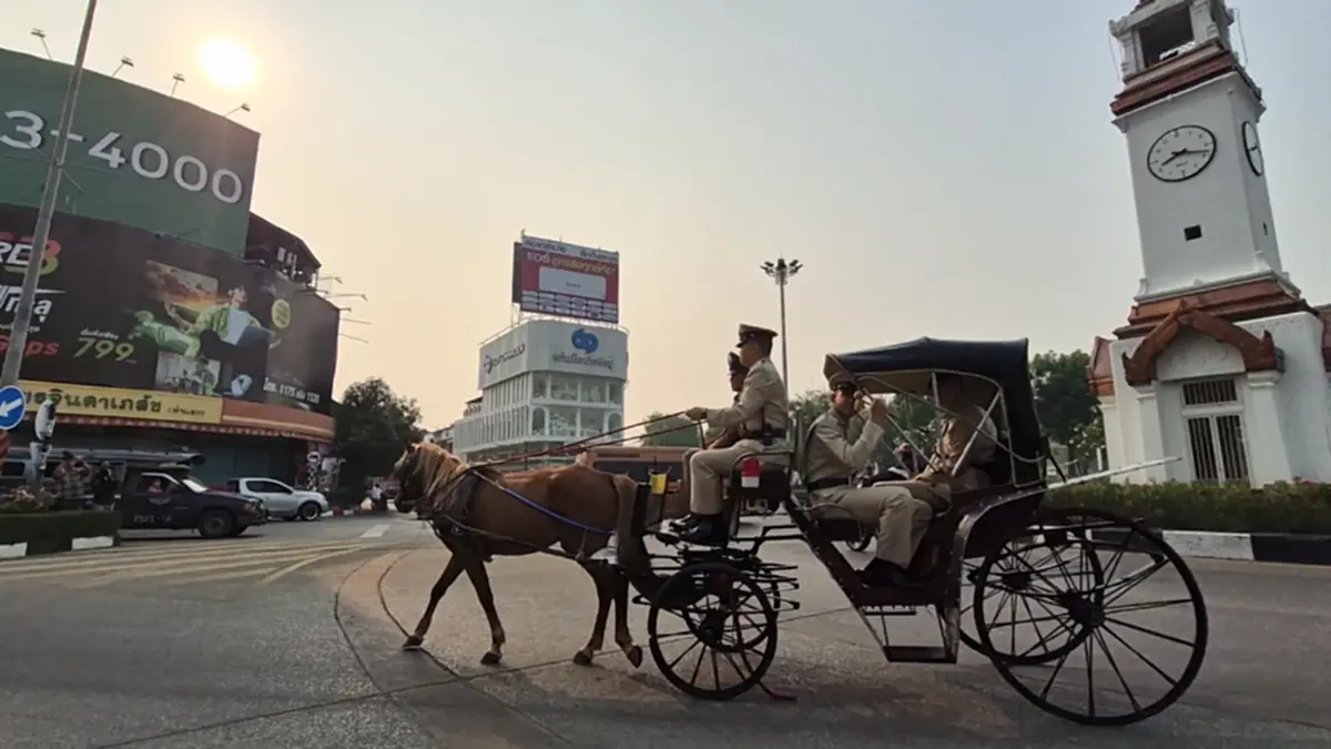 ฮือฮา! ตำรวจลำปางใช้ "รถม้า" เป็นสายตรวจ รับยุคน้ำมันแพง!