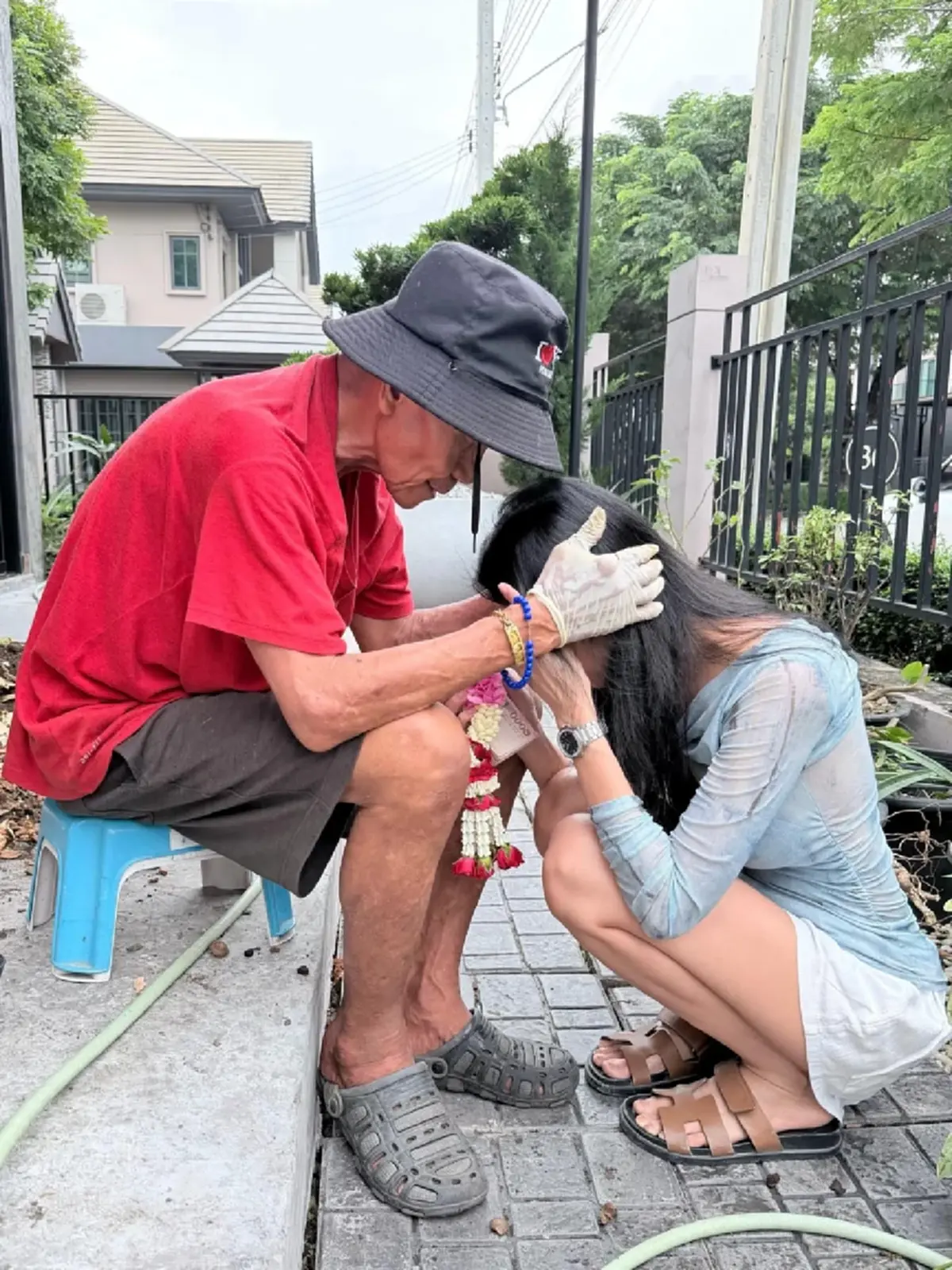 เปิดทะเบียนรถจยย. "คุณพ่อจ๊ะ" ขับรถเอาข้าวสารไปแจกแฟนคลับ