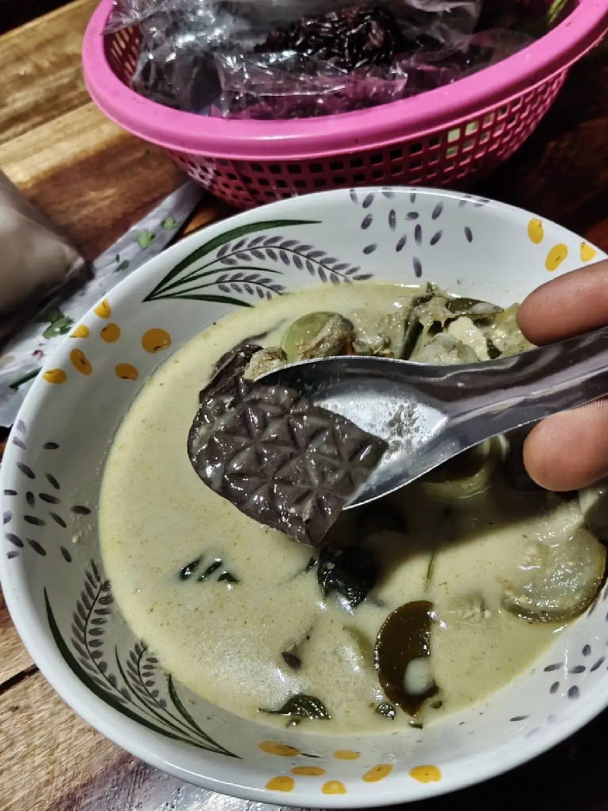 หนุ่มสั่งแกงเขียวหวานไก่ เจอเลือดคล้ายโดนเหยียบ แท้จริงผิดคาด