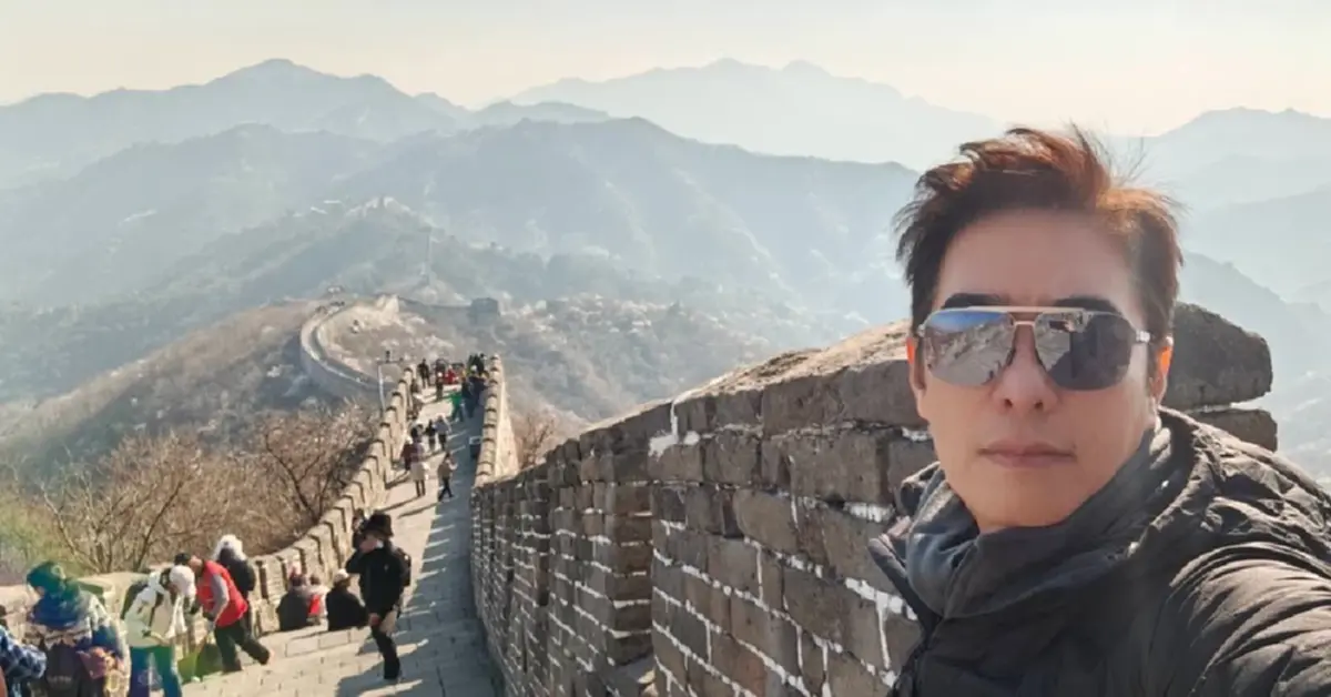 หล่ออมตะ! “ก้อง สหรัถ” เช็กอินกำแพงเมืองจีน วัยเฉียด 58 ยังเป๊ะ