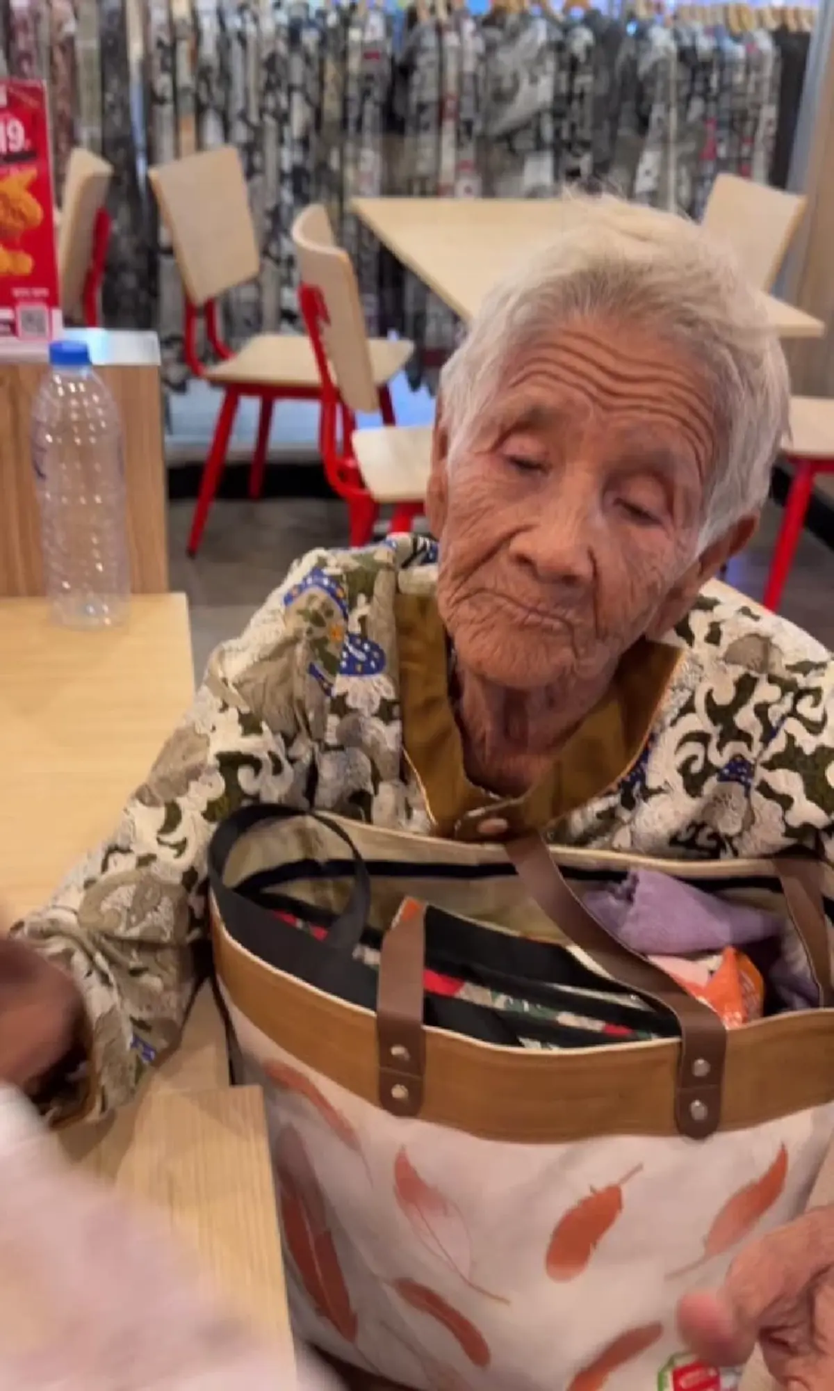 สาวควักช่วยทันที หลังเห็นยายนั่งเครียด ไม่มีเงินจ่ายค่าไฟ