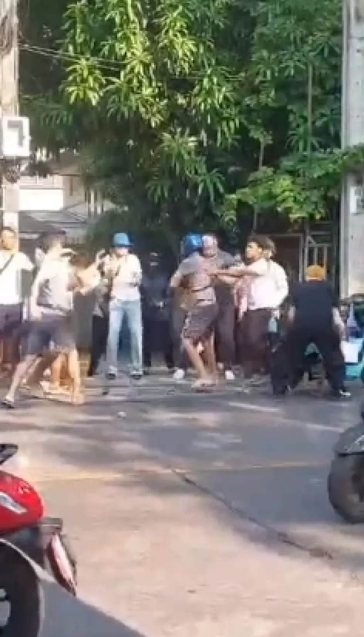 แฉแก๊งต่างด้าวกร่าง แย่งอาชีพคนไทย แจ้งจนท. โดนรุมยำสาหัส