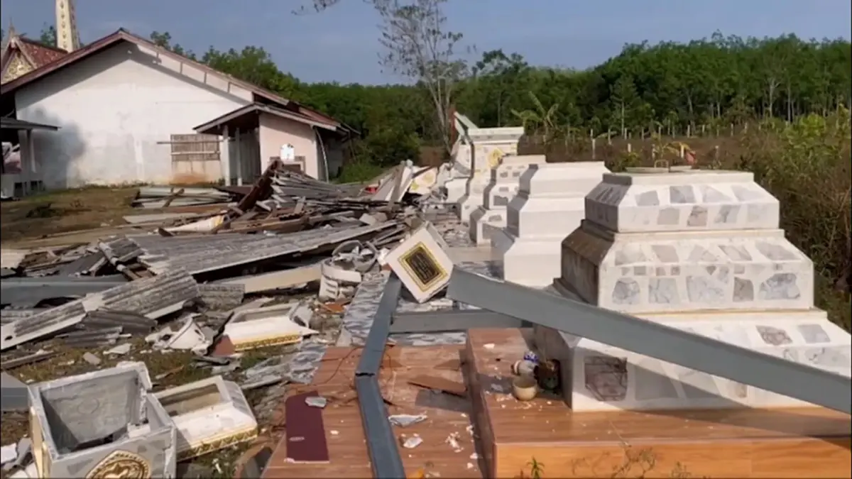 สลด! พายุฤดูร้อนถล่มทุ่งลาน 'บัวเก็บอัฐิ' พังราบหน้ากลอง