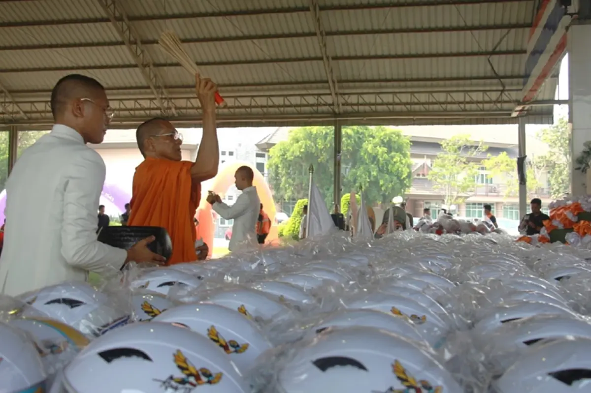 อ่างทองปลุกเสก "หมวกคนหัวแข็ง" แจกประชาชน รณรงค์สวมใส่ 100%