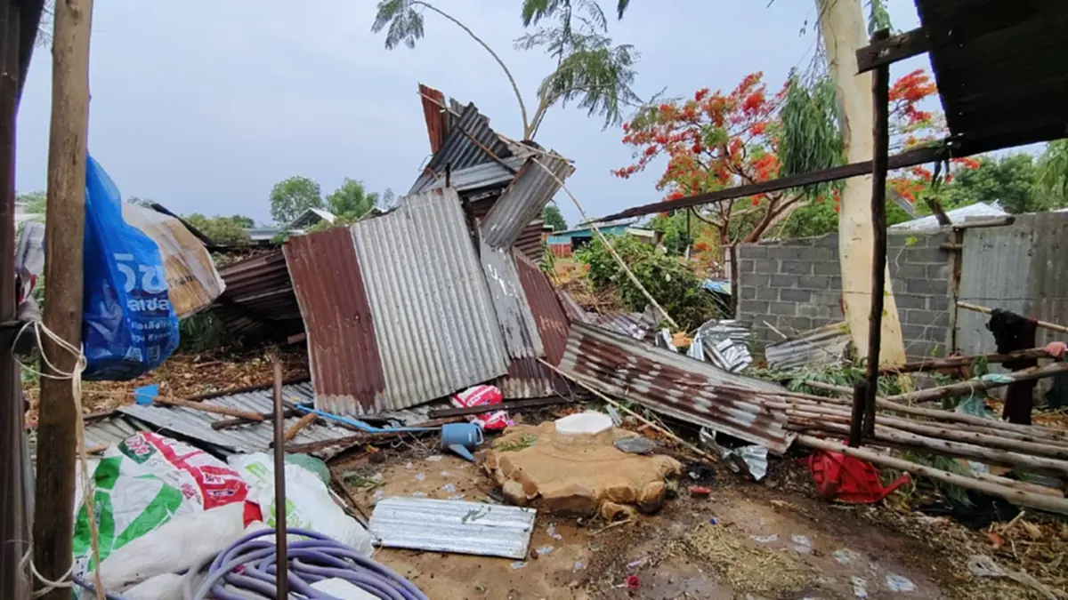 พายุถล่มโคราชร้านพังราบ ป้ารอดตายเชื่อบารมีพระสมเด็จฯ