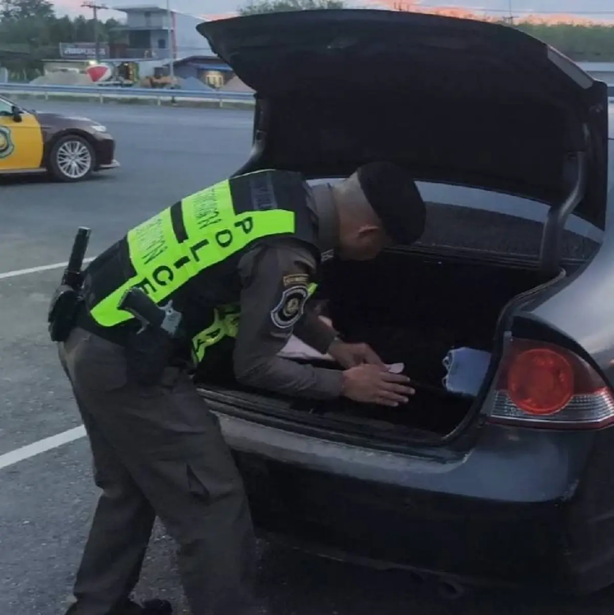 รวบสาววัย 33 ขับเก๋งติดป้ายปลอมคาทางหลวง อ้างซื้อรถหลุดจำนำ