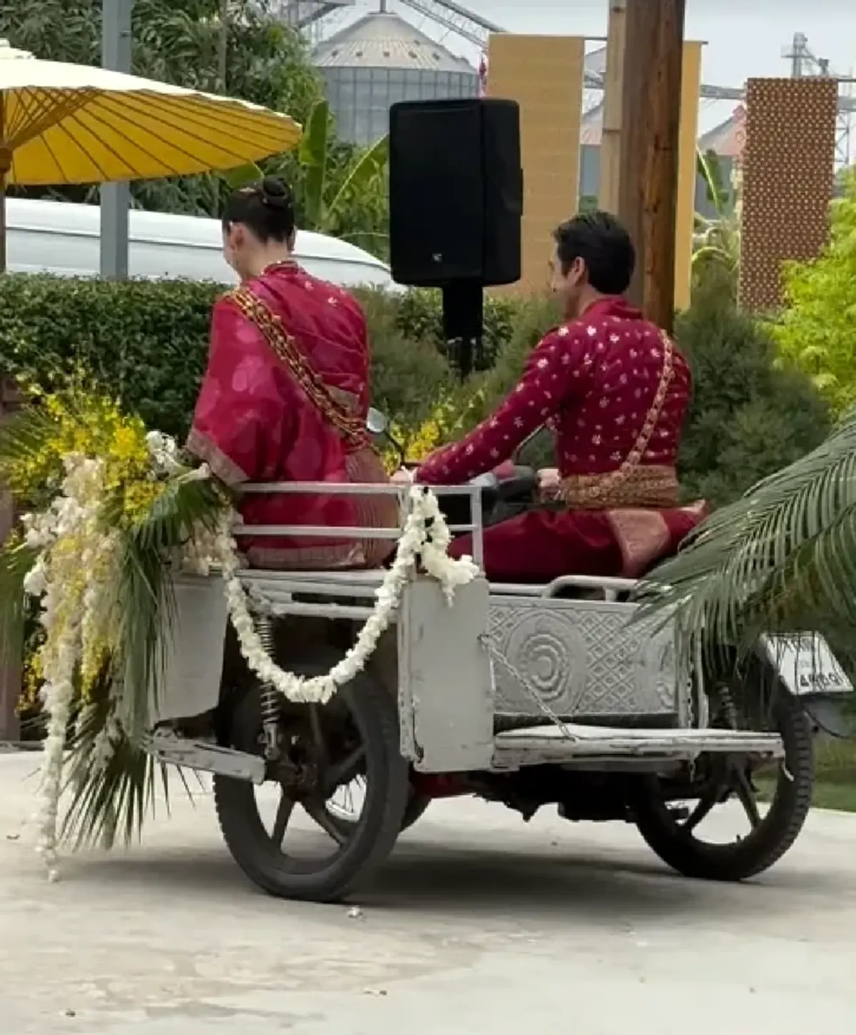 เปิดทะเบียนรถส่งตัว "ณเดชน์ - ญาญ่า" หลังจัดพิธีเรียบง่าย