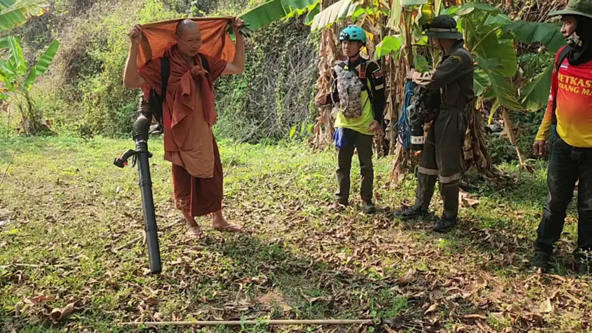 'พระครูอ๊อด' นำทีมลุยดับไฟป่า โพสต์เศร้าเจ็บปวดรักษาป่าไม่ได้
