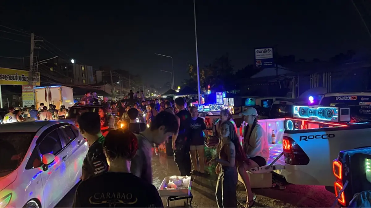 ไหลบ่อวินสุดคึกคัก! ประชาชนทะลักเล่นน้ำแน่นสองฝั่งถนน