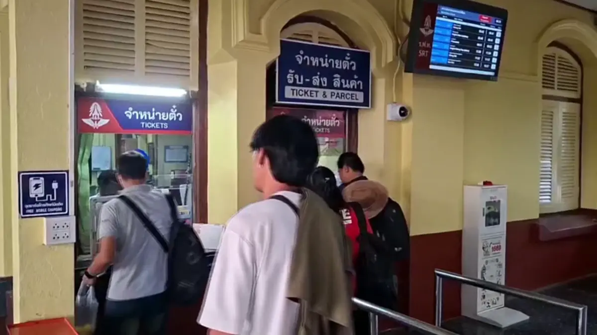 น้ำมันแพง! ชาวพิจิตรแห่ขึ้นรถไฟพุ่งเท่าตัว ตั๋วสงกรานต์เต็ม