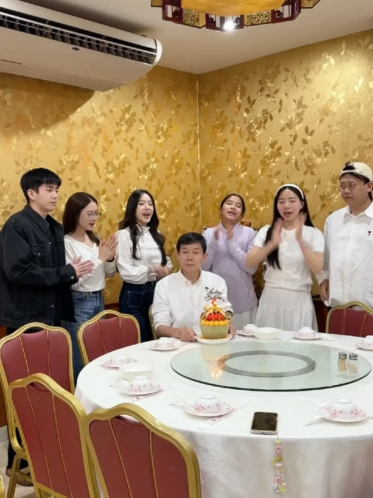 หวานละมุน นนกุล   ฉลองวันเกิดคุณพ่อ แอฟ ทักษอร ร่วมเฟรมอบอุ่น