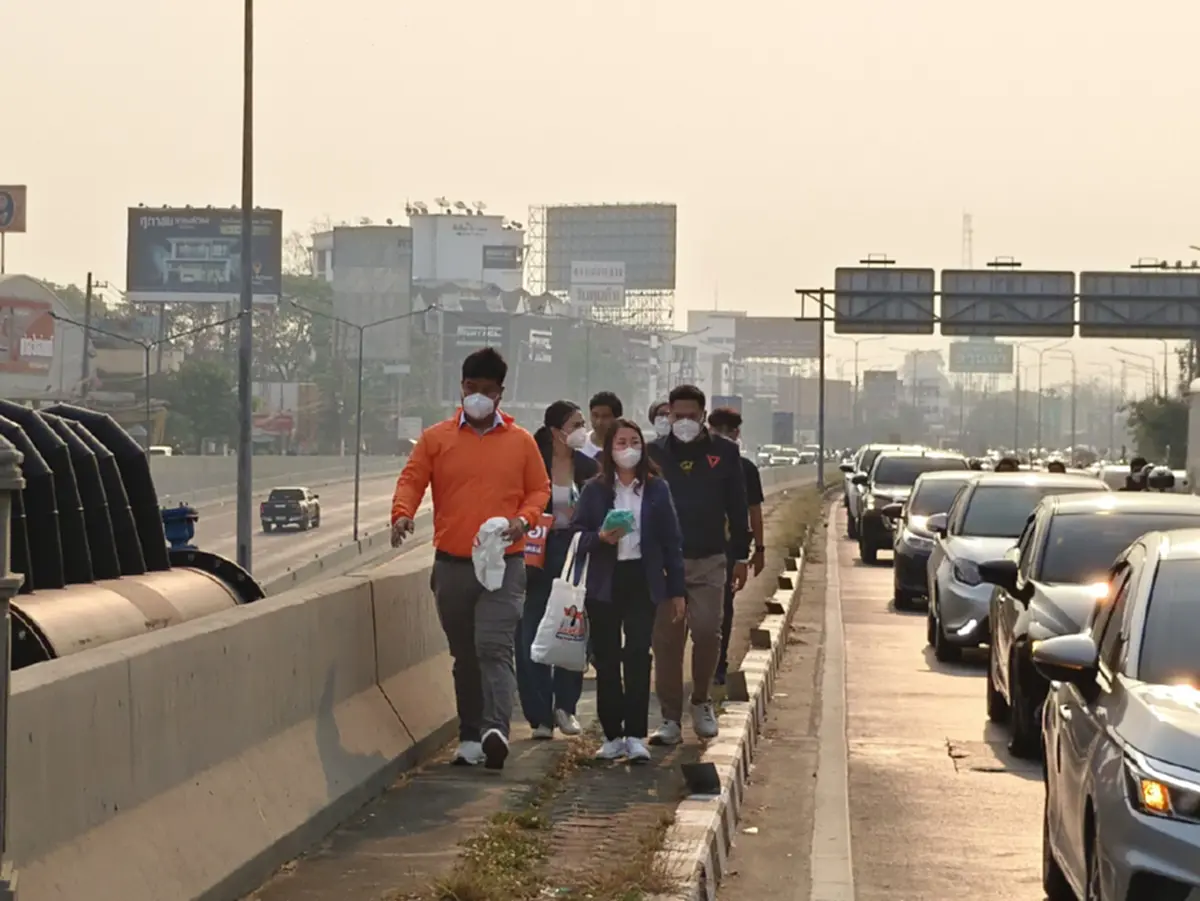 สส.พรรคประชาชนชูป้ายรับนายก จี้รัฐแก้ฝุ่นเชียงใหม่ยั่งยืน