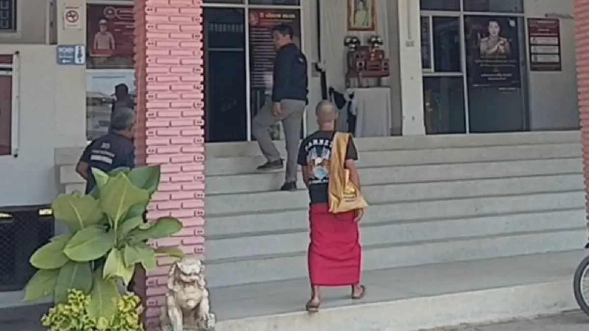 บุกตรวจสำนักสงฆ์ชุมพร! จับสึกพระต่างด้าวเมียนมา ลอบเข้าเมือง