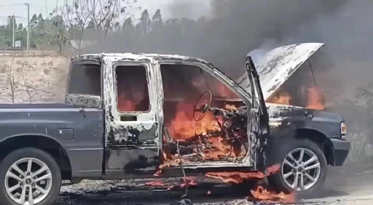 หวิดสลด! โชเฟอร์วัย 66 ขับกระบะไฟลุกวอด คาดไฟช็อตใต้พวงมาลัย