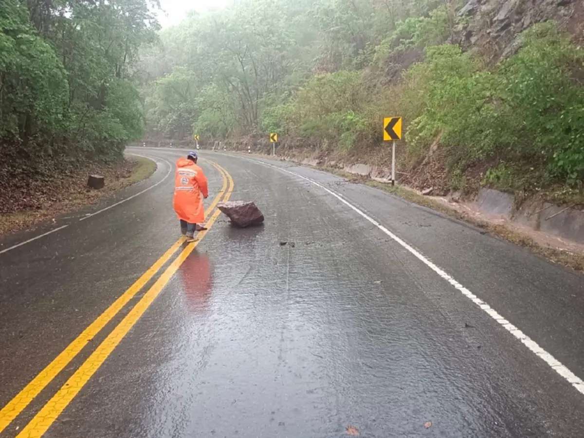 เพชรบูรณ์อ่วมหนัก! น้ำป่าไหลหลาก-หินร่วงปิดถนนบางช่วง
