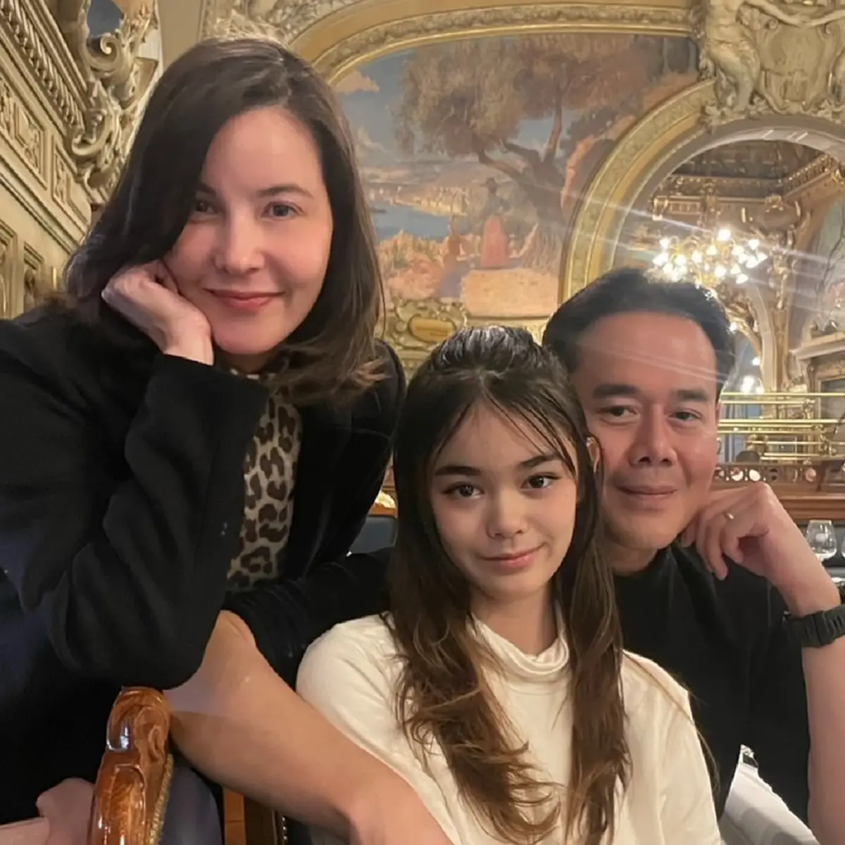 เป๊ก สัณณ์ชัย  ยกมือไหว้ขอโทษลูกสาว โดน “น้องลียา” เมินใส่