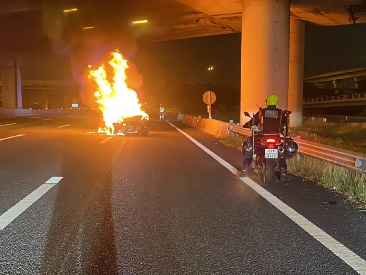 ไฟไหม้รถเก๋งวอดทั้งคัน กลางถนนมอเตอร์เวย์ ยังไม่ทราบสาเหตุที่แน่ชัด