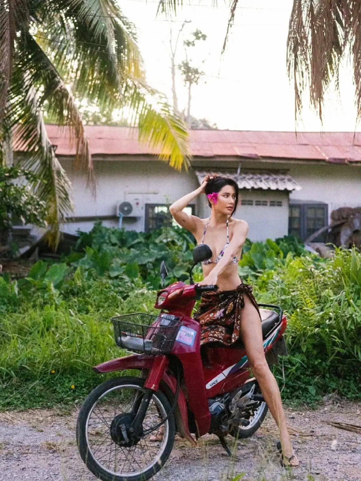 ลุคบิกินี่นั่งซาเล้ง สะเทือนโซเชียล เรียบง่ายแต่แซ่บทะลุเฟรม