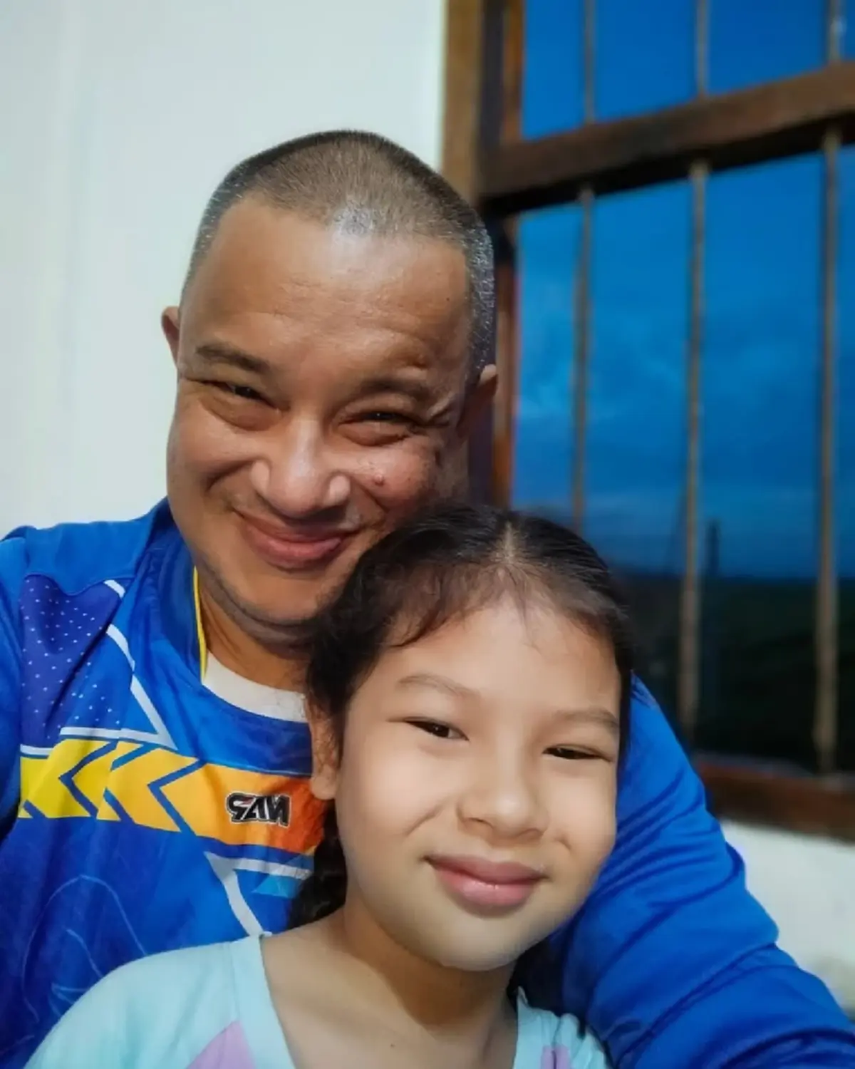 ลูกสาว แดนนี่ ศรีภิญโญ นั่งซักชุดนักเรียนเอง แม่สอนดีจนคนแห่ชม