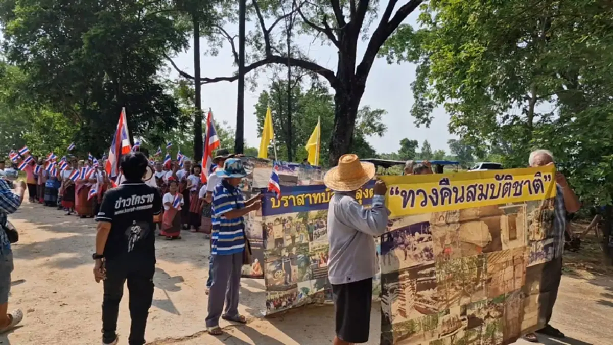 ชาวห้วยแถลงไม่ถอย! รวมตัวถือป้ายทวงคืน 'ปราสาทหินหลุ่งตะเคียน'