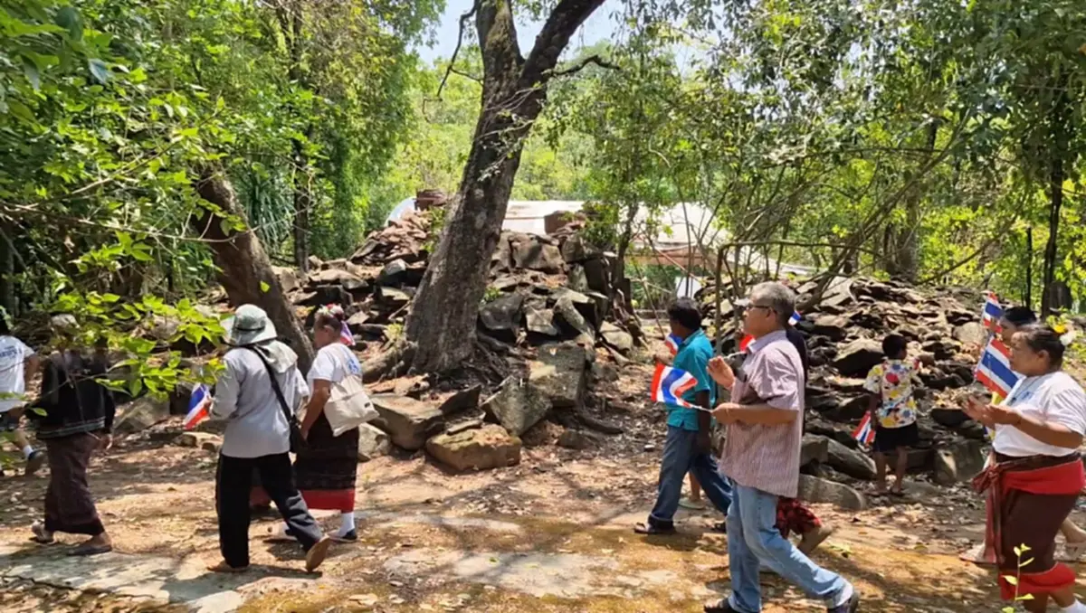 ชาวห้วยแถลงไม่ถอย! รวมตัวถือป้ายทวงคืน 'ปราสาทหินหลุ่งตะเคียน'