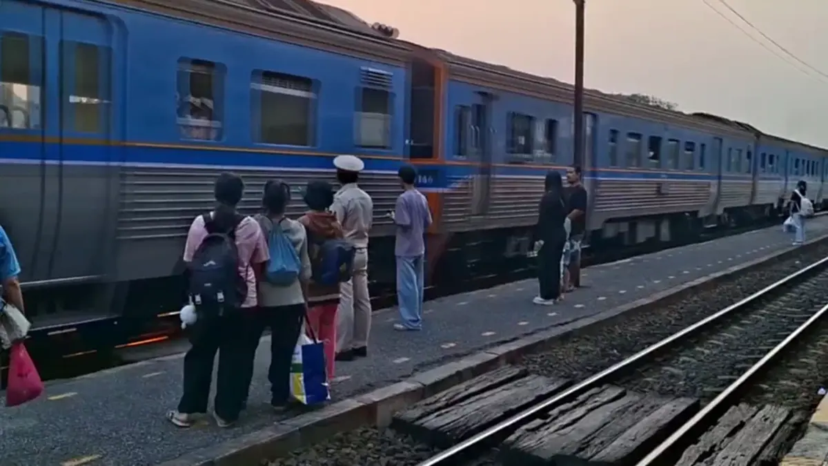 น้ำมันแพง! ชาวพิจิตรแห่ขึ้นรถไฟพุ่งเท่าตัว ตั๋วสงกรานต์เต็ม