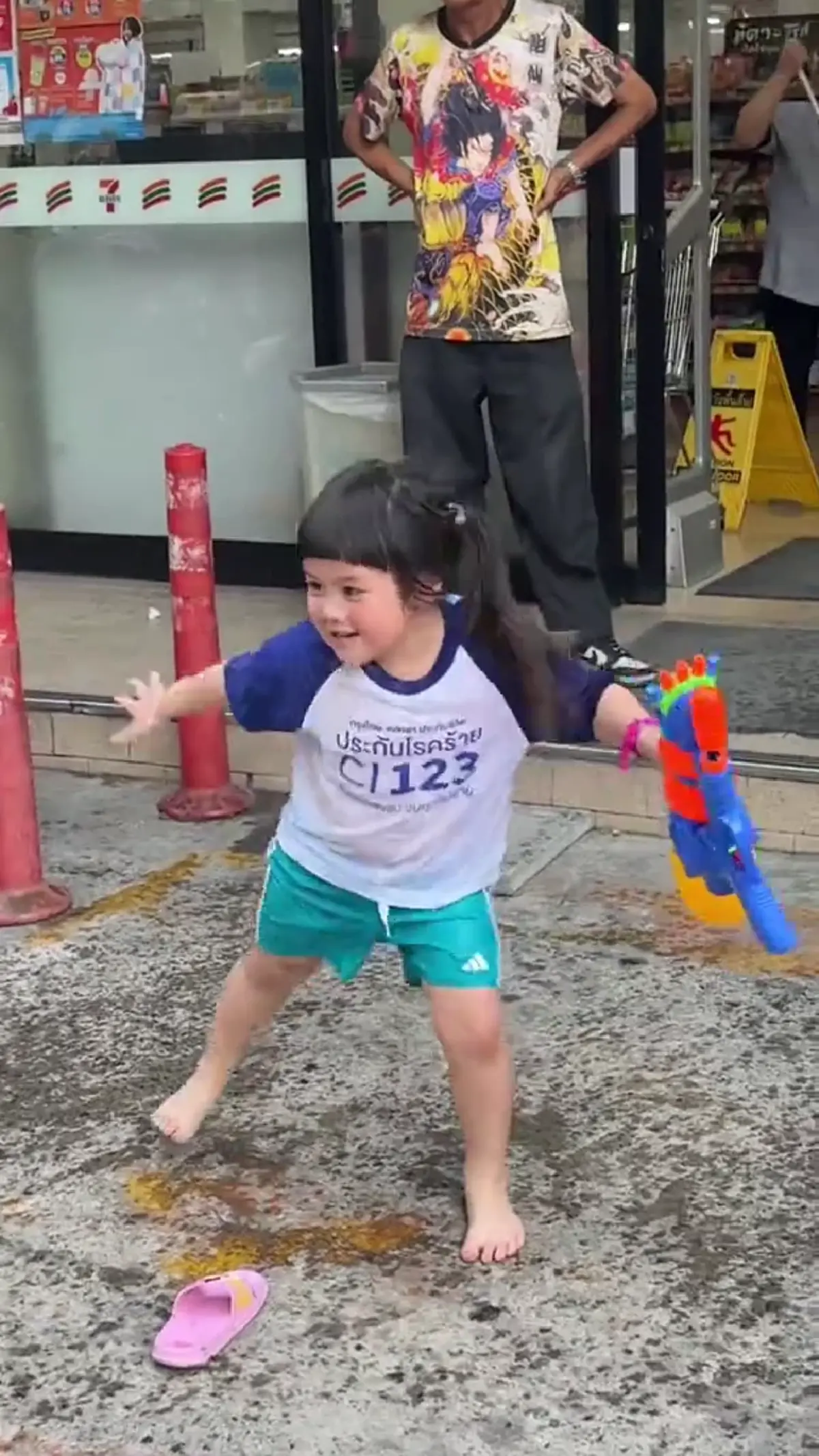 น่ารักเกินต้าน แอบิเกล   เก็บตกภาพเล่นน้ำสงกรานต์  กับพี่ๆ