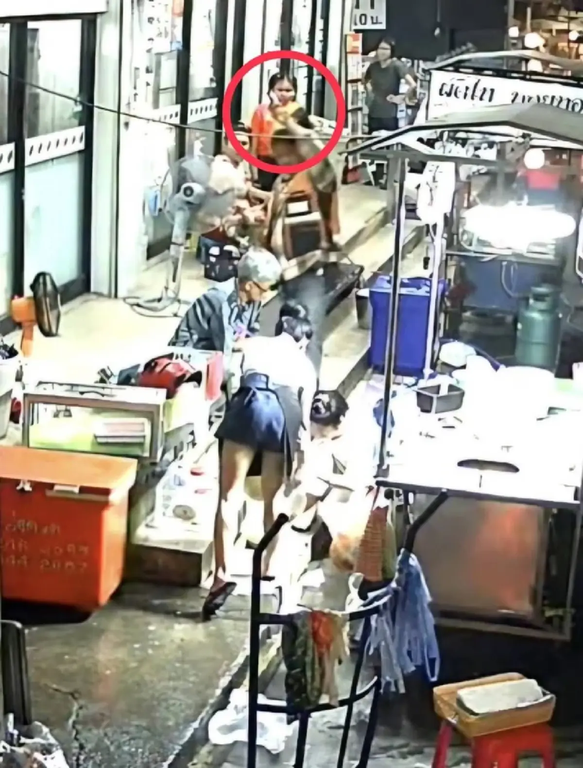 วินเหี้ยม หึงหน้ามืดคิดว่ายายเป็นสาวหล่อ คนช่วยห้ามโดนยำสาหัส