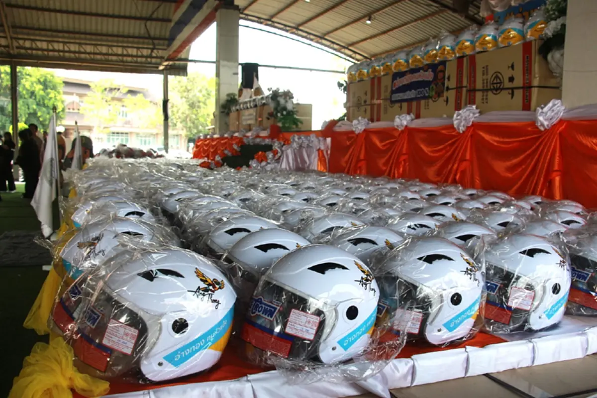 อ่างทองปลุกเสก "หมวกคนหัวแข็ง" แจกประชาชน รณรงค์สวมใส่ 100%