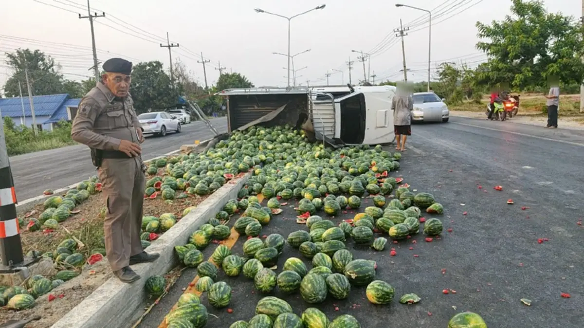 ยางระเบิดรถคว่ำ! ลุงขนแตงโมกลับบ้านไม่ถึงฝัน โชคดีรอดหวุดหวิด